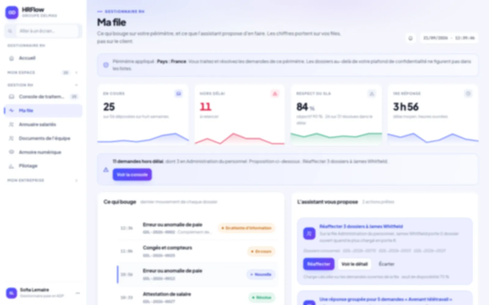 Écran HRflow : la file du gestionnaire avec les indicateurs de délai et le panneau « L'assistant vous propose », qui suggère de réaffecter trois dossiers à un collègue moins chargé et une réponse groupée pour cinq demandes identiques